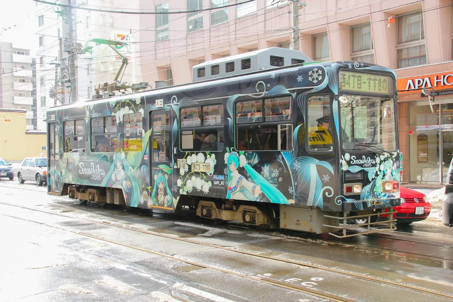 札幌市内を走る雪ミク電車（フルラッピング市電）