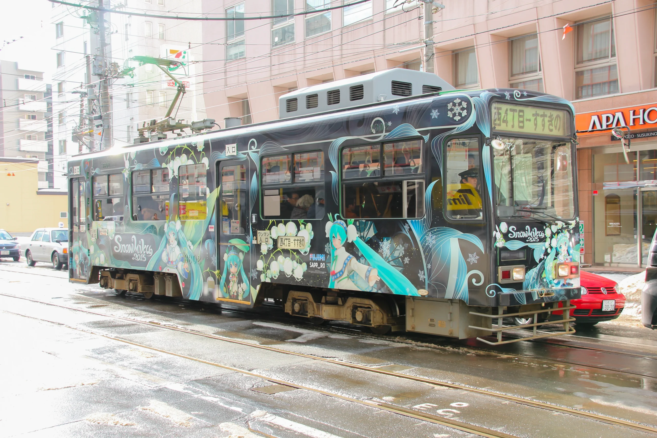 札幌市内を走る雪ミク電車（フルラッピング市電）
